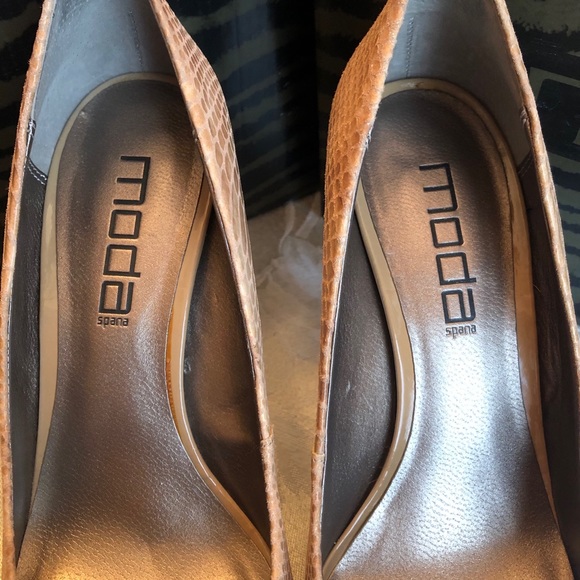 Beautiful Moda Spana snake print heels. - Picture 4 of 11